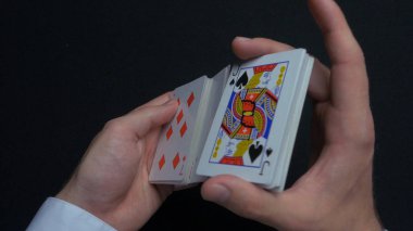 Poker oyunu - kartları karıştırma. Eller shuffing kartları mans. Yakın çekim. Eller iskambil karıştırma mans. Bayiler eller kartları karıştırma sırasında bir poker oyunu