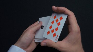 Poker oyunu - kartları karıştırma. Eller shuffing kartları mans. Yakın çekim. Eller iskambil karıştırma mans. Bayiler eller kartları karıştırma sırasında bir poker oyunu