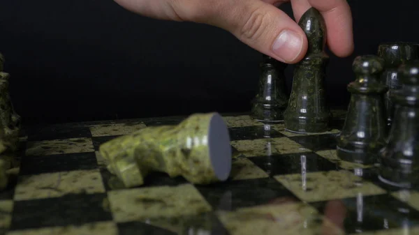 블랙 코끼리 체스 패배 백 마에서. 검은 배경에 체스 조각의 세부 사항입니다. 체스 게임입니다. 근접 촬영 볼 수 있습니다. 선택적 초점 — 스톡 사진