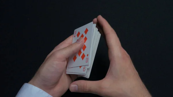 Παιχνίδι πόκερ - ανακάτεμα κάρτες. Επανδρώνει τα χέρια shuffing κάρτες. Κοντινό πλάνο. Επανδρώνει τα χέρια ανακάτεμα της τράπουλας. Έμποροι χέρια ανακάτεμα κάρτες κατά τη διάρκεια ενός παιχνιδιού πόκερ — Φωτογραφία Αρχείου