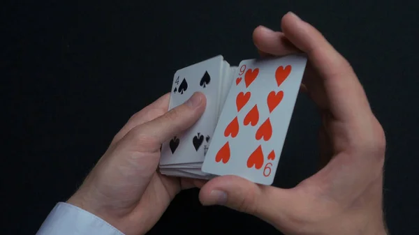 Pokerspiel - Karten mischen. Die Karten werden neu gemischt. Nahaufnahme. Die Hände der Männer mischen die Spielkarten. Dealer gibt Karten während eines Pokerspiels aus — Stockfoto