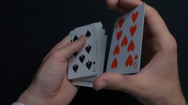 Gra w pokera - tasowania kart. Mans ręce shuffing karty. Z bliska. Mans ręce tasowania kart do gry. Dealerzy ręce tasowania kart podczas gry w pokera — Zdjęcie stockowe