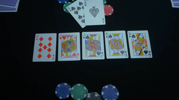 Detalhe de um royal flush sobre fundo preto. Royal Flush of Spade no jogo de poker em um fundo preto. Jogador coletado The Royal Flush em uma mesa de poker verde contra preto . — Fotografia de Stock