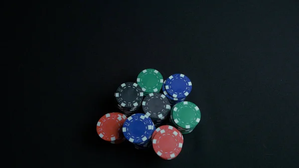 Stack di fiches da poker e due mani sul tavolo. Primo piano delle fiches di poker in pile sulla superficie del tavolo da gioco in feltro verde. chips di poker e le mani sopra di esso sul tavolo verde. Rivenditore — Foto Stock