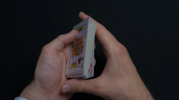 Gra w pokera - tasowania kart. Mans ręce shuffing karty. Z bliska. Mans ręce tasowania kart do gry. Dealerzy ręce tasowania kart podczas gry w pokera — Zdjęcie stockowe