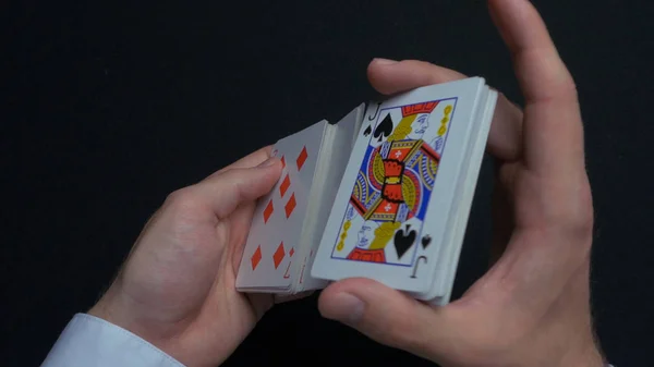 Poker oyunu - kartları karıştırma. Eller shuffing kartları mans. Yakın çekim. Eller iskambil karıştırma mans. Bayiler eller kartları karıştırma sırasında bir poker oyunu — Stok fotoğraf