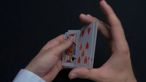 Гра в покер - перетасовки карт. Ман руки shuffing карти. Крупним планом. Ман руки перетасовки гральних карт. Дилери руки перетасовки картки під час гри в покер — стокове фото