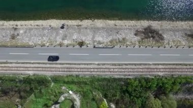 Yakın hareket ile araba araba gösteren bir Otoban yol Gölü üzerinde hızlı hareket bulanıklığı. Görüntüleri. Yol yolculuk seyahat, araba kiralama ve Turizm kavramı. Denize yakın dağlarda mavi gökyüzü ile yola