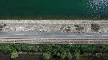 Yakın hareket ile araba araba gösteren bir Otoban yol Gölü üzerinde hızlı hareket bulanıklığı. Görüntüleri. Yol yolculuk seyahat, araba kiralama ve Turizm kavramı. Denize yakın dağlarda mavi gökyüzü ile yola
