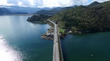 Şaşırtıcı görünümü Gölü, İsviçre, Avrupa ve Alp yol. Görüntüleri. Yakın hareket ile araba araba gösteren bir Otoban yol Gölü üzerinde hızlı hareket bulanıklığı. Şaşırtıcı görünümü fiyort ve buzul Gölü
