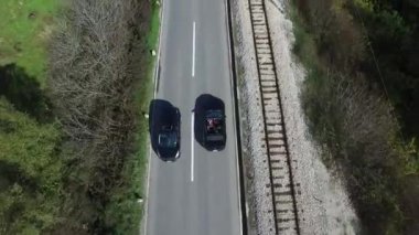 Araba hava görünümünü Nehri yakınında bir yolda gidiyor. Görüntüleri. Dağ vadi boyunca gidiş manzaralı bir yoldan güzel manzara resmi. Güzel manzara, kara, deniz ve dağ