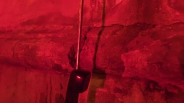 Sokakta bir gece şehir telefon yakışıklı. Görüntüleri. Bir köşede ürkütücü kırmızı ışık ile eski bir moda para telefon kulübesi