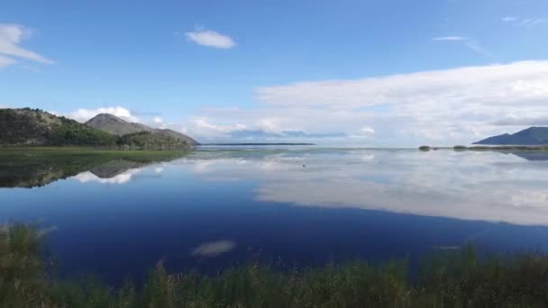 Mer Montagne panoramique, vue aérienne. Des images. Vue aérienne de la plage pittoresque et des montagnes le matin ensoleillé — Video