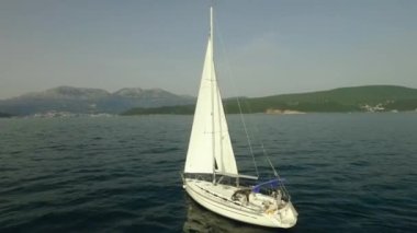 Üzerinden bir yelkenli bir cennet suda, yukarıda görüntüleyin. Görüntüleri. Denizin içinde beyaz yelkenli