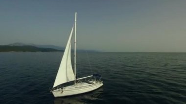 Üzerinden bir yelkenli bir cennet suda, yukarıda görüntüleyin. Görüntüleri. Denizin içinde beyaz yelkenli