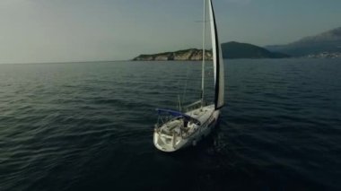 Yelkenli bir cennet suda. Görüntüleri. Beyaz yelkenli deniz. Hava