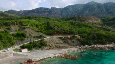 Denizin ormanla kayalık sahil. Görüntüleri. Hava