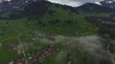 Şehir ve dağ tepe görüntüleyin. Görüntüleri. Şehir, yeşil alanlar, köy ve dağlar vadi overlook evlerin yukarıdan görüntülemek