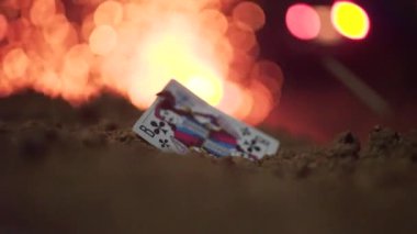 Kartı Jack kum oyun. Görüntüleri. Kart üzerinde sürünerek böceği Jack, arka planda yangın var. Soyut iskambil zeminde. Eski iskambil Jack