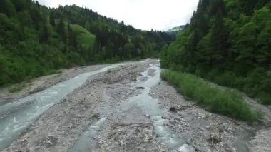 Dağ manzarası. Görüntüleri. Nehir dağın etrafından gider. Üstten Görünüm