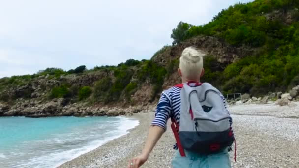 Donna felice che cammina sulla riva del mare. Un filmato. Rallentamento — Video Stock