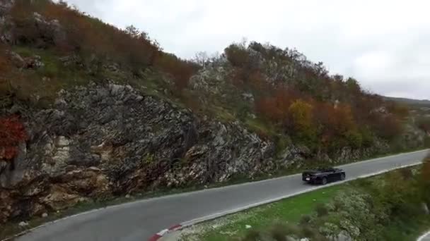 Hermosa carretera de montaña de verano. Filmación. Un coche viaja a lo largo de una carretera de montaña torcida. Nuevo camino sinuoso en la montaña — Vídeo de stock