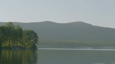 Bir ormandaki güzel göl manzara. Dağ Gölü ve forrest