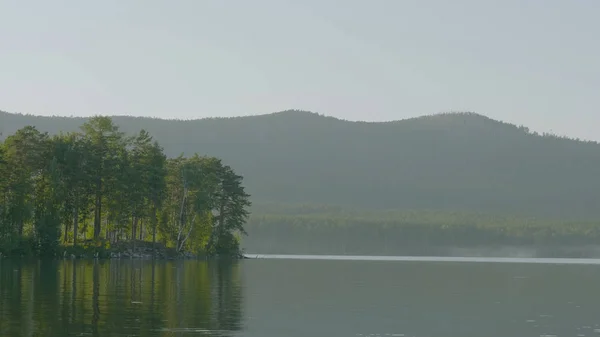 Piękne jezioro krajobraz w lesie. Górskie jezioro i forrest — Zdjęcie stockowe