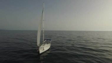 Yelkenli deniz hava görünümünü. Görüntüleri. Yelkenli tekne okyanus havadan görünümü üzerinde. Yalnız yat denizde yelken güzel havadan görünümü