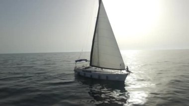 Yelkenli deniz hava görünümünü. Görüntüleri. Yelkenli tekne okyanus havadan görünümü üzerinde. Yalnız yat denizde yelken güzel havadan görünümü