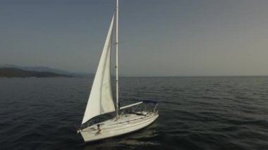 lüks tekne deniz hava görünümünü üzerinde seyahat. Görüntüleri. Tropikal sakin denizde demirlemiş yelkenli havadan görünümü