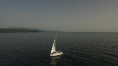 lüks tekne deniz hava görünümünü üzerinde seyahat. Görüntüleri. Tropikal sakin denizde demirlemiş yelkenli havadan görünümü