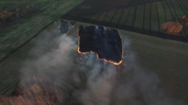 Drone çiftçi Burning kuru ot günbatımı zaman, gökyüzü manzara havadan görünümden. Görüntüleri. Bir alan havadan görünümü içinde ateş. Sonbahar alanların ateş