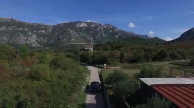 Orman ve country house, havadan görünümü yakınındaki bir yolda gidiyor araba. Görüntüleri. Dağ vadi boyunca gidiş manzaralı bir yoldan güzel manzara resmi. Güzel manzara, road, kır evi