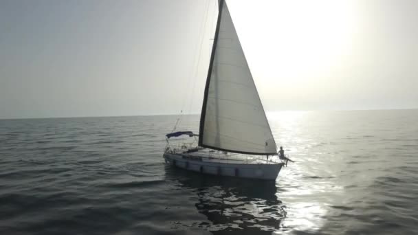 Vista aérea del velero en el mar. Filmación. Velero en vista aérea del océano. Hermosa vista aérea de yate solo vela en el mar — Vídeo de stock