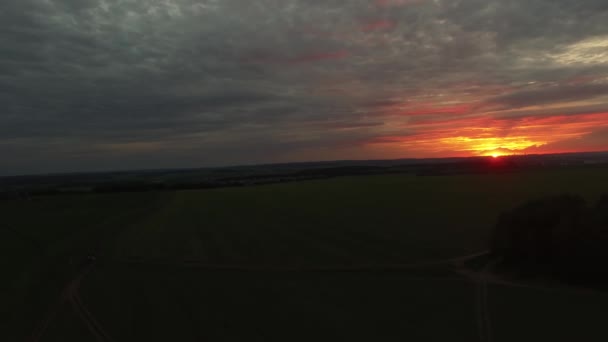 Vackra fält på solnedgången, aerial view. Footage. Majestätisk solnedgång i naturen landskap. Sommaren natur landskap. Dramatiska molnig himmel — Stockvideo