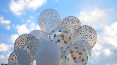 Beyaz balon gökyüzüne karşı. Beyaz topları gökyüzündeki