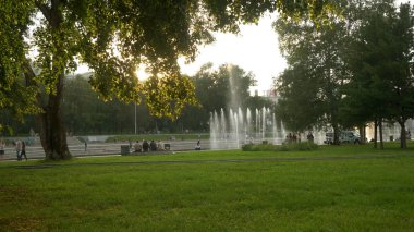 Yaz otlağı hareket bulanıklığı Parlak güneş ışığı, güneşli bahar arkaplanı