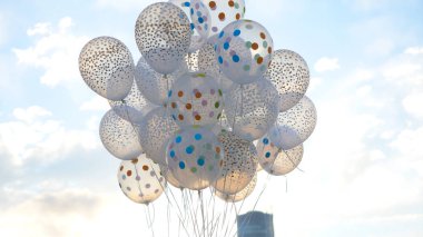 Beyaz balon gökyüzüne karşı. Beyaz topları gökyüzündeki