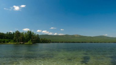 Güzel Oda. Yaz, yatay, mavi gökyüzü, ağaçlar ve göl, timelapse