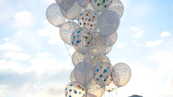 Άσπρα μπαλόνια ενάντια στον ουρανό. Λευκές μπάλες στον ουρανό — Φωτογραφία Αρχείου