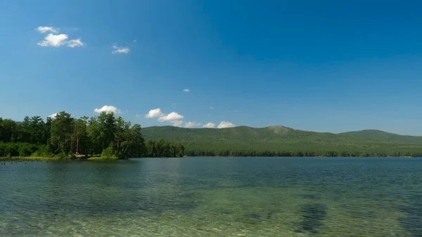 Schöner Seeblick. Sommerlandschaft mit blauem Himmel, Bäumen und See, Zeitraffer — Stockfoto