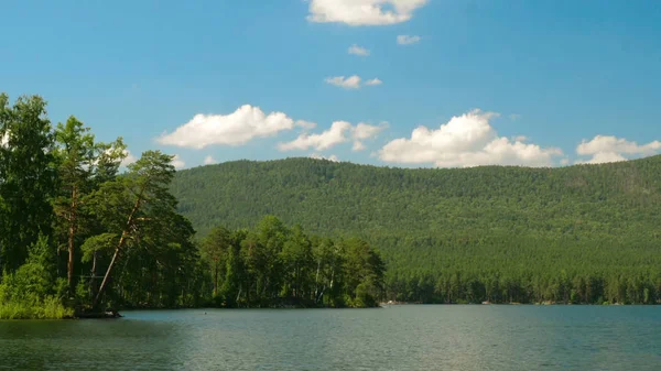 Schöner Seeblick. Sommerlandschaft mit blauem Himmel, Bäumen und See, Zeitraffer — Stockfoto