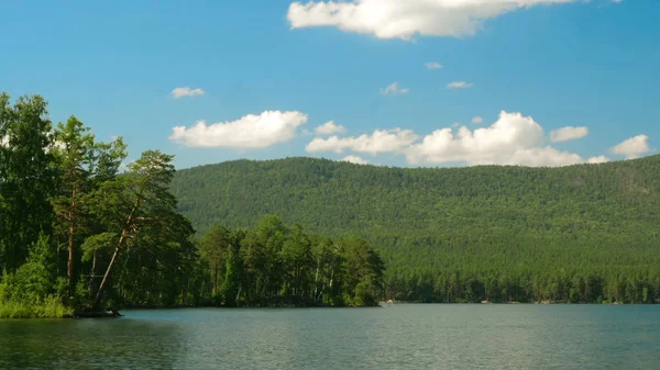 Piękny widok na jezioro. Krajobraz lato niebieski niebo, drzewa i jeziora, timelapse — Zdjęcie stockowe
