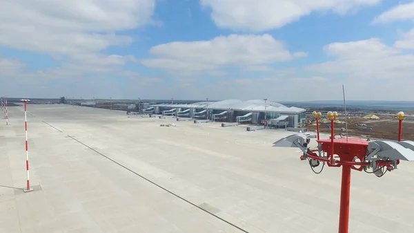 Vista aérea de la moderna terminal del aeropuerto internacional. Viajando alrededor del mundo. Aérea del aeropuerto vacía. Vista de la pista en el aeropuerto. Marcado del aeródromo en la pista de rodaje se dirige a la pista — Foto de Stock