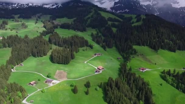 Vista aérea sobre el pequeño pueblo. Filmación. Casa verde valle pendiente en pendiente jardín — Vídeo de stock