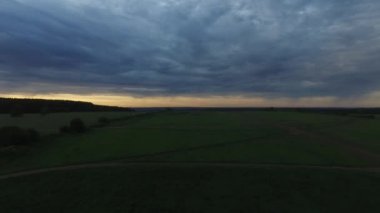 Günbatımı gökyüzü doğa manzara arka plan ile dron alanından görüntüleyin. Görüntüleri. Kırsal alan ile yaz günbatımı orman yolu havadan görünümü