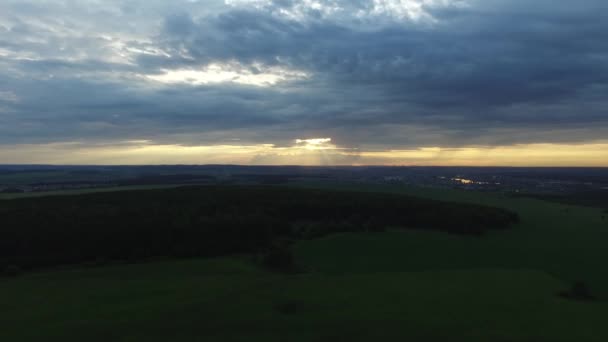 Vista do campo de drones com o pôr do sol céu natureza paisagem fundo. Filmagem. Vista aérea da área rural com estrada florestal no pôr do sol de verão — Vídeo de Stock