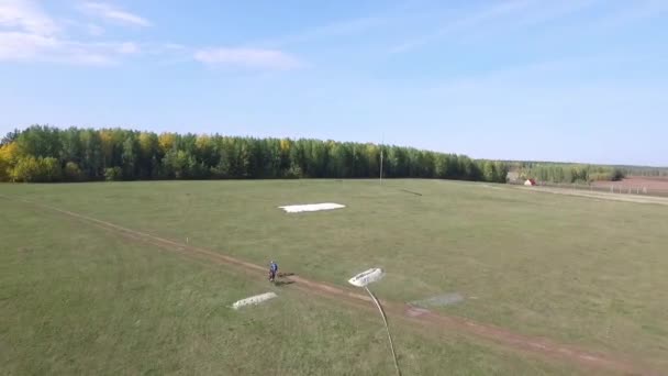 Mans na cyklistický závod na silnici v krásné barevné letní přírody. Záběry. Krajina od aktivní cyklovýlet pod lesem. Cyklisté jezdit po lesní cestě na slunný jarní den. Krásné — Stock video