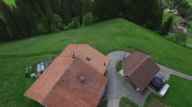 Dağ köyü gün güneşli yaz. Görüntüleri. Köy dağlarda. Hava